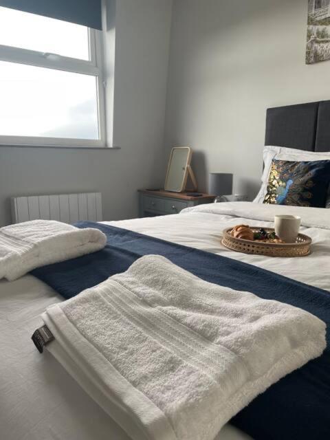 סקארבורו Spectacular 2 Bedroom Balcony Sea View Flat מראה חיצוני תמונה